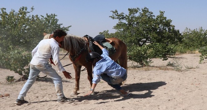 Kapadokya’da ata binen güzel sanatçı attan düştü