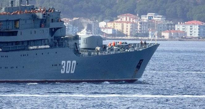 Rus askeri öğrenciler yarı çıplak vaziyette Çanakkale Boğazı’ndan geçti