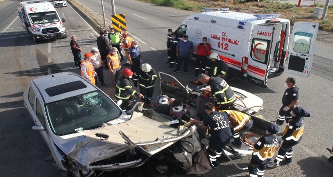 Aşırı sürat kaza getirdi, iki otomobilin çarpışma anı kamerada: 6 yaralı