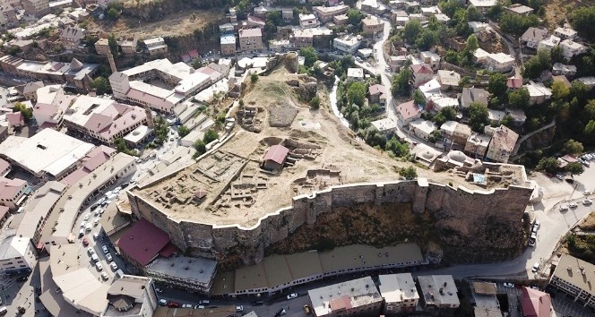 Bitlis Kalesi’nde Kanuni Sultan Süleyman’a ait 487 yıllık tamirat kitabesi bulundu