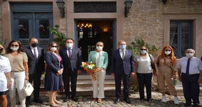 Her şehri ünlülerle geziyorlar