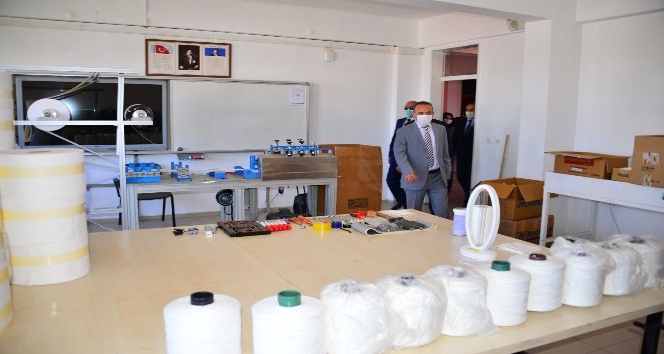 Vali Hüseyin Öner, Şehit Türkmen Tekin Meslek Lisesinde maske üretimi atölyesini ziyaret etti