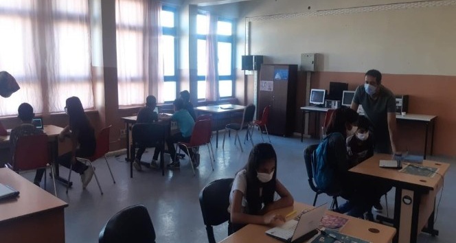 Malazgirt’te yüzlerce öğrenci EBA destek noktasından faydalanıyor