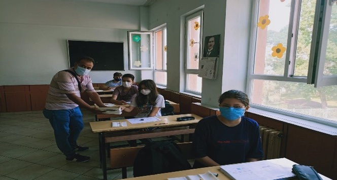 Süt şekeri öğrencilere dağıtılıyor