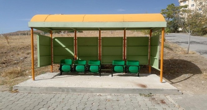 Bahşılı’da durak koltukları yenilendi