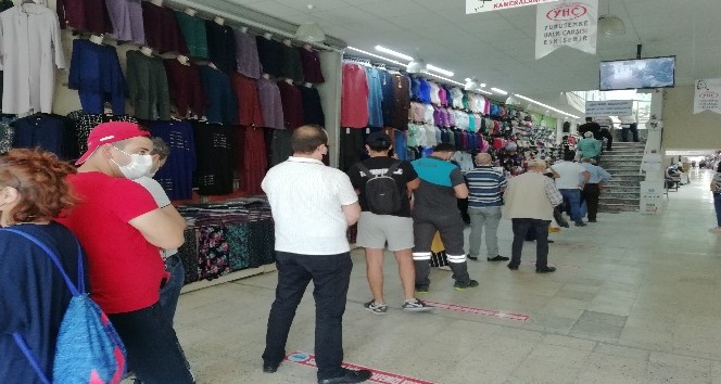 ESKİ’de uzun kuyruklar korona virüse davetiye çıkarıyor