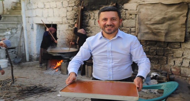 Nevşehir Belediye Başkanı Arı, köylülerle birlikte pekmez kaynatıp köftür yaptı