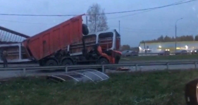Rusya&#039;da dikkatsiz kamyon sürücüsü canından oldu