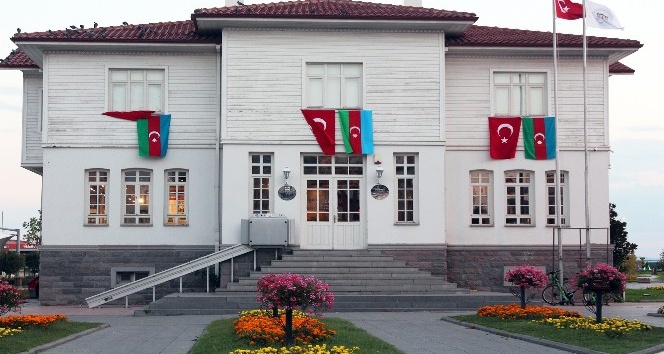 Yalova Kent Müzesi Türk ve Azerbaycan bayrakları ile donatıldı