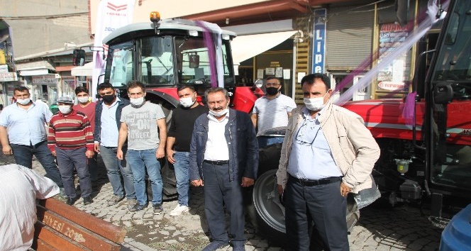 Malazgirt’te ‘Solis’ marka traktörün bayiliği açıldı