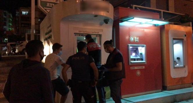 ATM’ye yerleştirilen kameralı kopyalama aparatını vatandaşın dikkati ortaya çıkardı