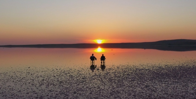 Tuz Gölü'nde renkli günbatımı