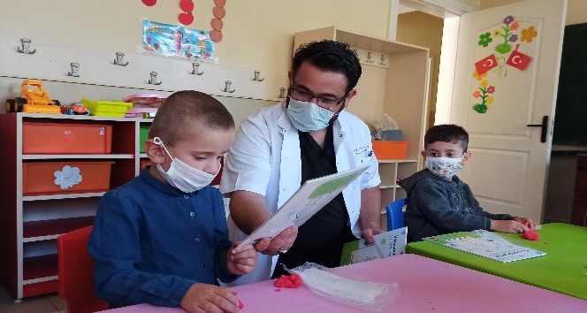 Pandeminin kahramanı doktorlardan köy öğrencilerine kitap desteği
