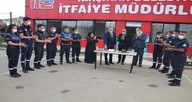 Kaymakam ve belediye başkanı itfaiye personeline yaş pasta kesti