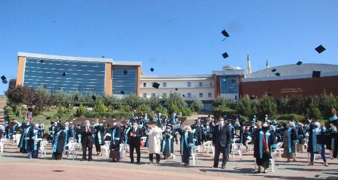 Açık havada mezuniyet töreni