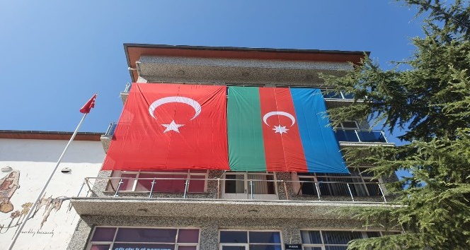 Burdur Belediyesi kenti Türk ve Azerbaycan bayraklarıyla donattı