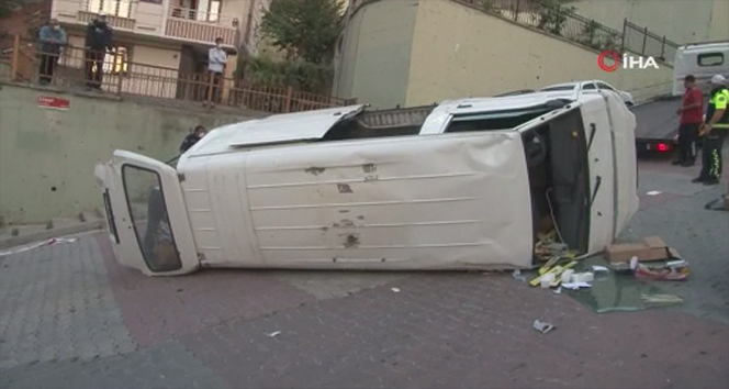 Kağıthane’de yokuşu çıkamayan minibüs devrildi: 1 yaralı