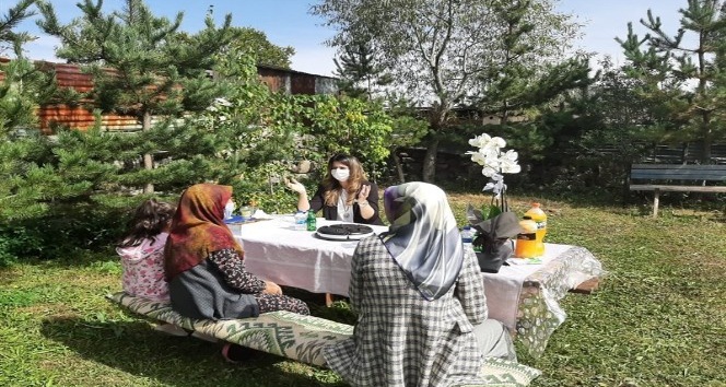 Vali Hüseyin Öner’in eşi Zehra Mine Öner, Göle ilçesinde Şehit ailesi ve kadın esnaf ziyaretinde bulundu