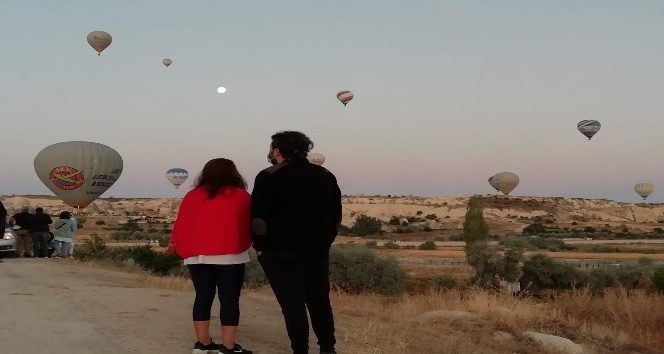 Kapadokya’da sıcak hava balonları gökyüzünde ay ile buluştu, kartpostallık fotoğraflar ortaya çıktı