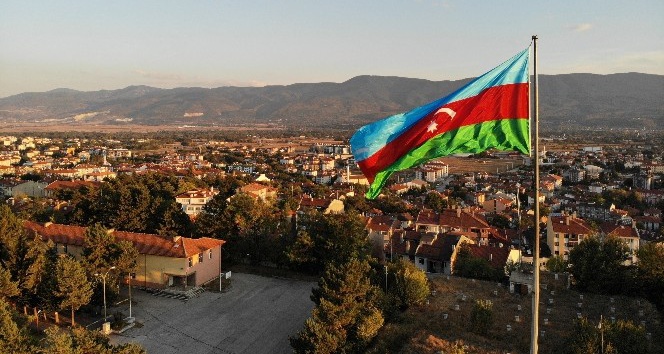 Bolu’da 100 metrekarelik bayrakla Azerbaycan’a destek