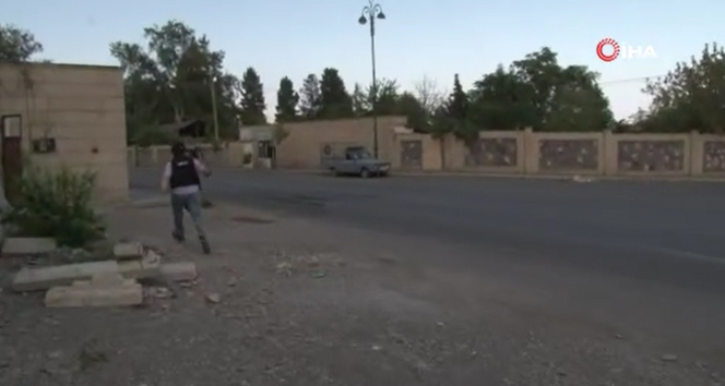 Azerbaycan’da çekim yapan gazetecilerin yakınına Ermenistan’ın attığı hava mermisi düştü