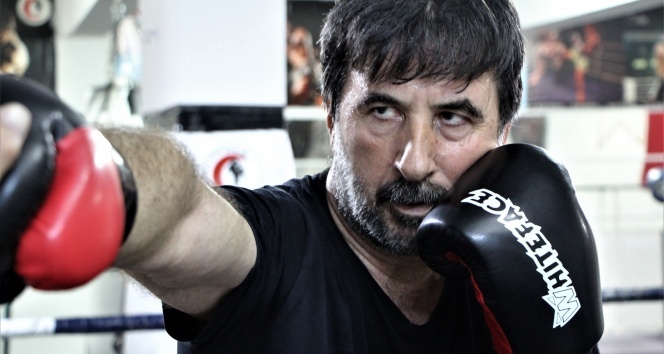 57 yaşında kick boksta gençlere taş çıkartıyor