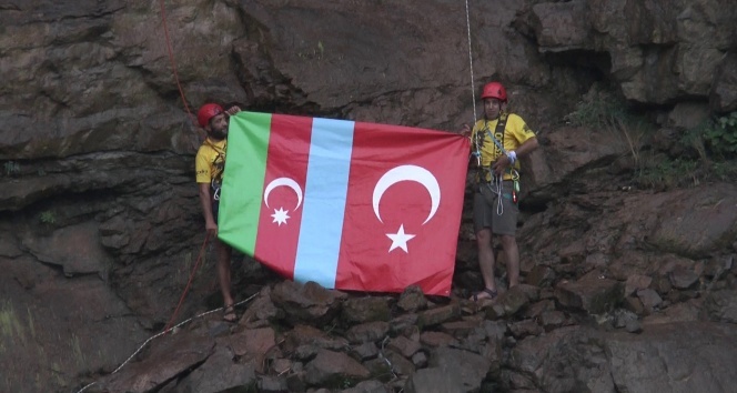 Dağcılar Tortum Şelalesi&#039;nde Azerbaycan ve Türk bayrağı açtı