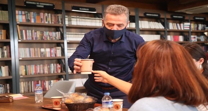 Farika Kitaplı Kahve’de ders çalışan öğrencilere çay ve çorba ikramı