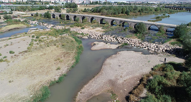 Türkiye&#039;nin en uzun nehrinde su seviyesi düştü