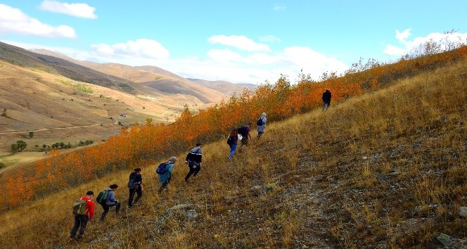 Tarihi köy odalarına ulaşmak için 18 kilometre yürüdüler