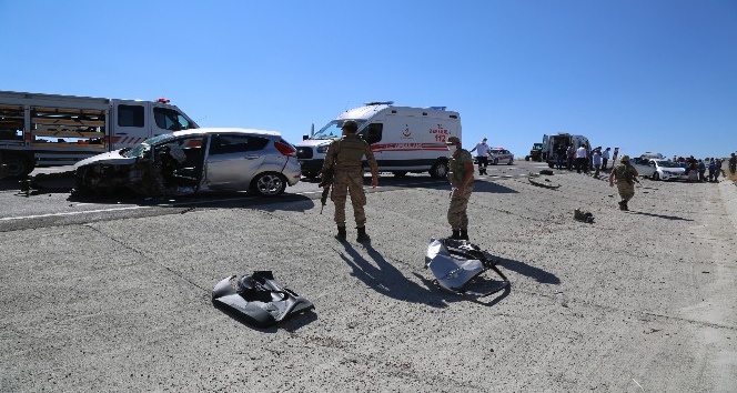 Tunceli’de iki araç kafa kafaya çarpıştı, sıkışan sürücüleri ekipler kurtardı