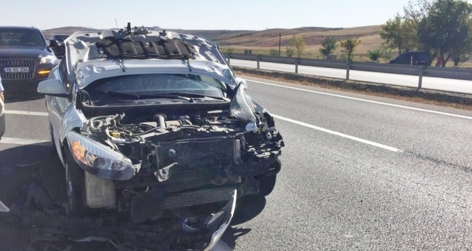 Köpeğe çarpan otomobil hurdaya döndü