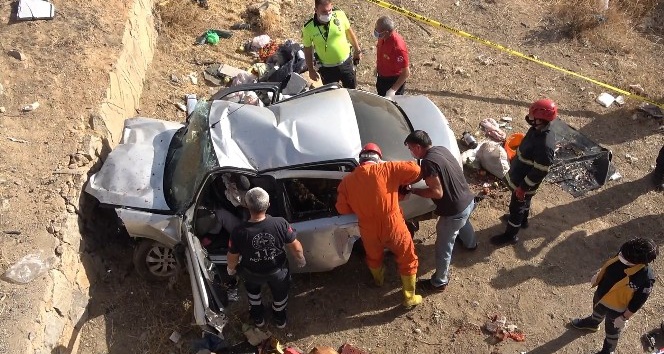 Otomobil köprüden düştü, sürücüsü sıkışarak can verdi
