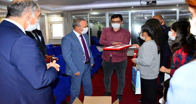 Vali Hüseyin Öner, Akıl ve Zekâ Oyunları Turnuvasında birinci olan öğrencilere sertifika verdi
