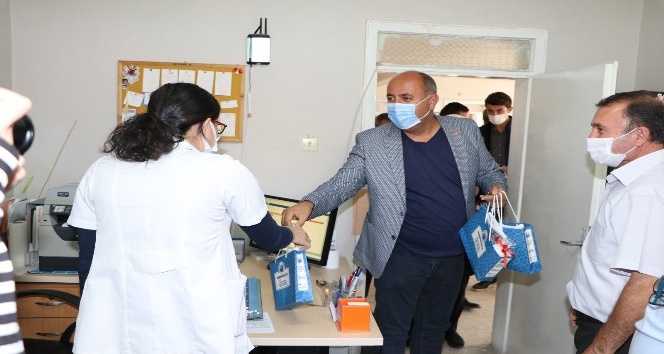 Korona virüsle mücadele eden sağlık çalışanlarına ’moral’ desteği