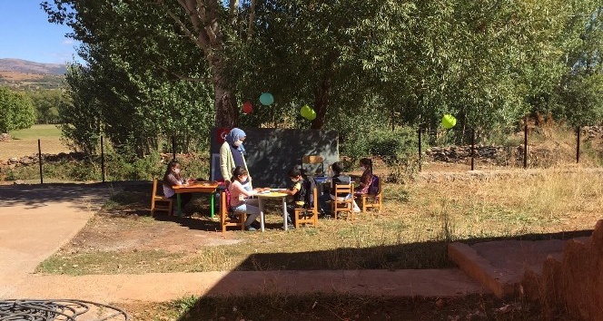 Öğrenciler istedi, öğretmen sınıfı bahçeye kurdu