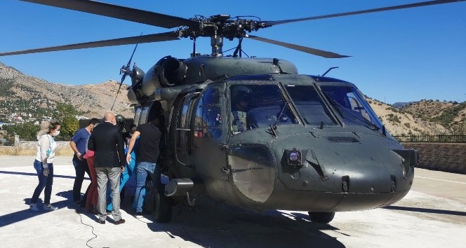 Hastane kavşağında kalbi duran yaşlı adam hayata döndürüldü,  helikopterle Elazığ’a kaldırıldı