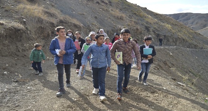 Başkan Sayan, uzaktan eğitime katılabilmek için dağlara tırmanan öğrencilerin yardım taleplerine karşılık verdi
