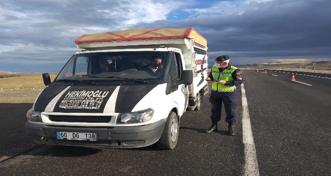 Kars’ta jandarma trafik uygulamaları devam ediyor