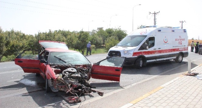 Kamyonetle çarpışan otomobil parçalandı 3 kişi ölümden döndü
