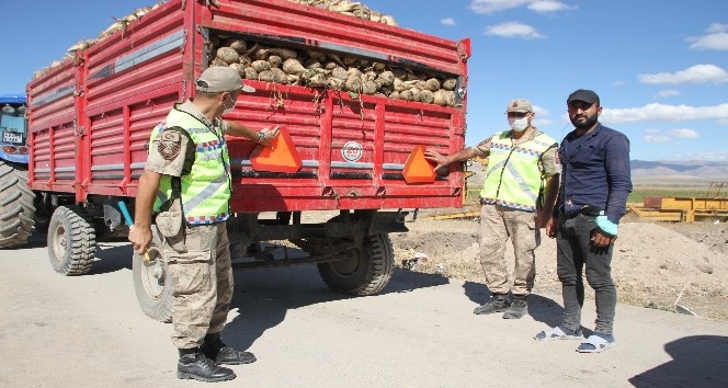 Jandarma traktör sürücülerine reflektör dağıttı