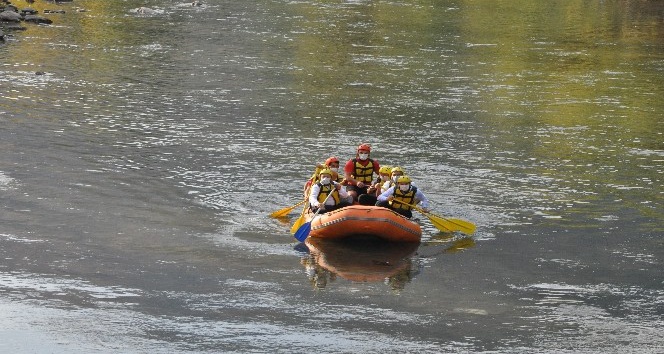 Bakan Soylu Habur Çayı’nda rafting botunda kürek çekti