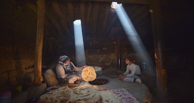 Köy kadınlarının zorlu tandır ekmeği yapma telaşı