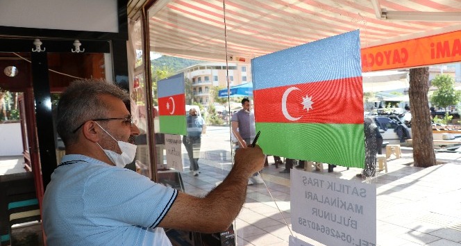 40 yıllık berberden Azerbaycan’a destek