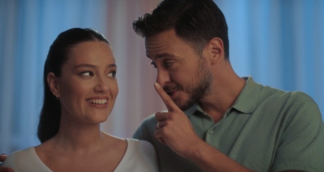Pelin Akil-Anıl Altan çifti ikiz bebekleriyle yeni reklam filminde