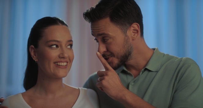 Pelin Akil-Anıl Altan çifti ikiz bebekleriyle yeni reklam filminde