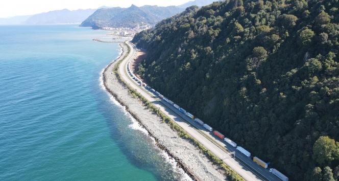 Türkiye'nin Gürcistan'a açılan kapısı Sarp'taki tır kuyruğu havadan görüntülendi