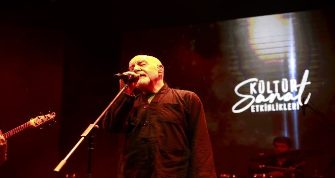 Esenler’de kültür sanat sezonu Mazhar Alanson konseri ile açıldı