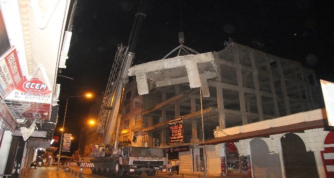 Kilis’te çürük binaya gece yıkımı