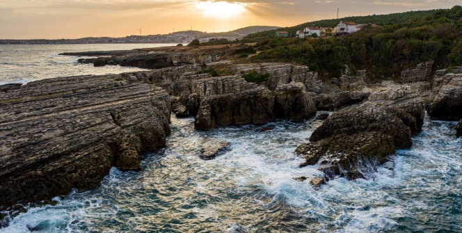 Karedeniz kıyısındaki tarihi taşocağı güzelliğiyle mest ediyor